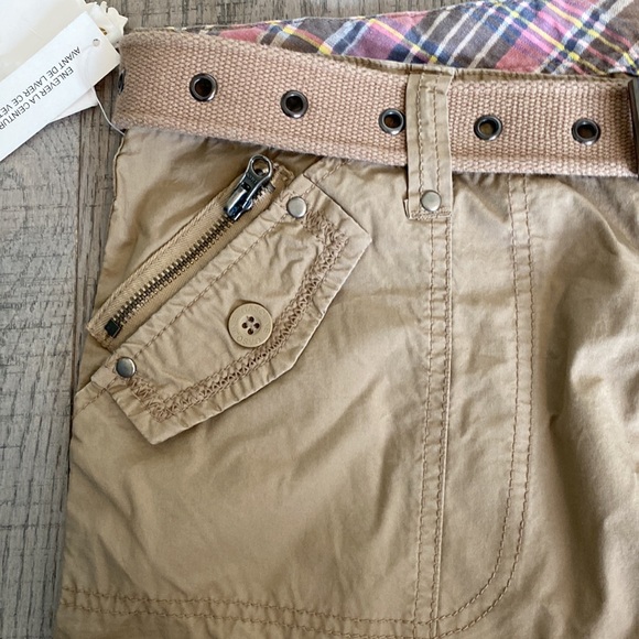 Cargo capri in Tan- Lots of pockets- one pockets front/back/side - Picture 2 of 7